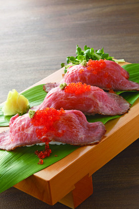 こぼれとびっこのローストビーフ肉寿司
