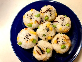 たくあんと塩昆布と枝豆のおにぎり