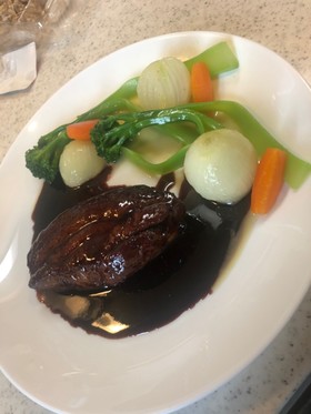 豚バラ肉のビール煮カシスリキュールソース