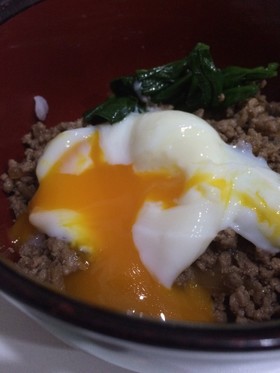 そぼろ丼温泉卵のせ♬