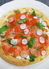 スモークサーモンのサラダピザ