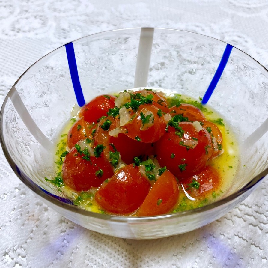 トマトのシンプル玉ねぎドレッシングサラダの画像