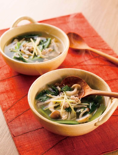 きのこと小松菜のしょうがホットスープの写真