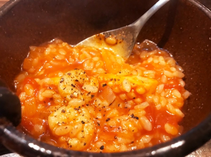 スペインの郷土料理トマトシーフード雑炊の画像