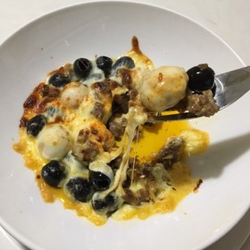 オリーブとうずらの卵のチーズ焼き