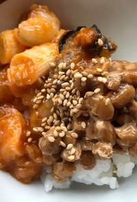 納豆丼とエビチリの２色丼