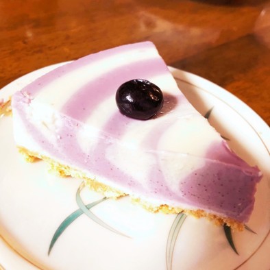 縞々模様のブルーベリーレアチーズケーキの写真