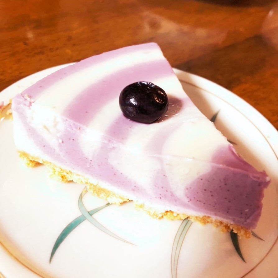 縞々模様のブルーベリーレアチーズケーキの画像