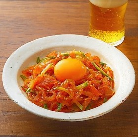 生ハムとくらげの月見ユッケ