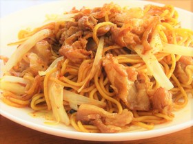 豚バラ肉と白ねぎのピリ辛焼きそば