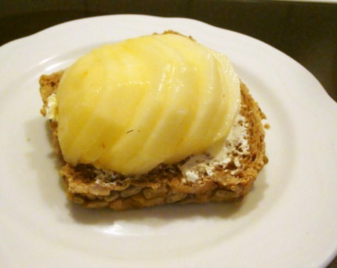洋梨とカマンベールチーズのサンドイッチの画像