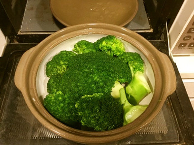 緑鮮やかブロッコリー土鍋レンジ蒸しの写真