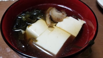 ナガエノスギタケと豆腐、ごぼうのお吸い物の写真