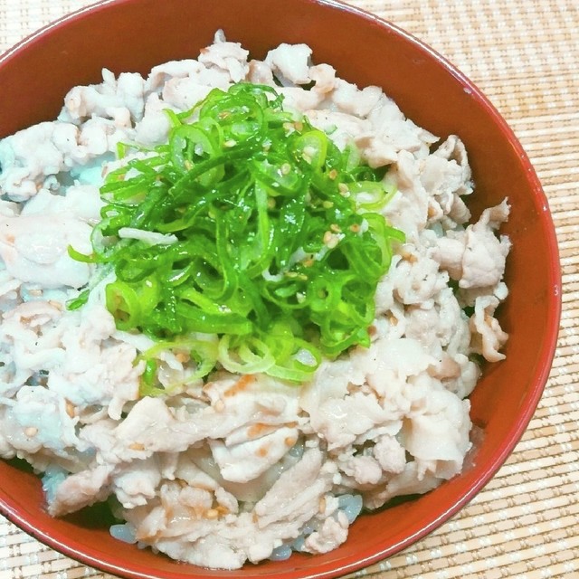 松屋風 ネギ塩豚カルビ丼 レシピ 作り方 By 主夫のれしぴ クックパッド 簡単おいしいみんなのレシピが352万品