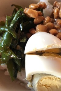 納豆と青椒肉絲、卵の三色丼