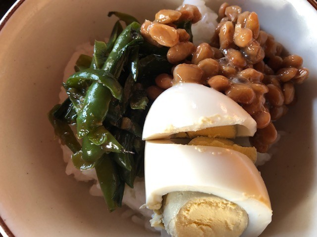 納豆と青椒肉絲、卵の三色丼の画像