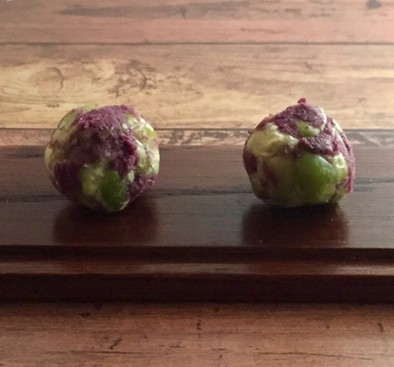 2色茶巾 鶯豆 紫芋パウダーの写真