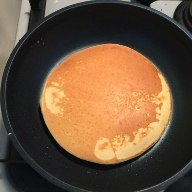 コーンフラワーと米粉のホットケーキの写真