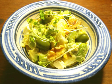 アボカド、オリーブ、生胡桃のポテトサラダの写真