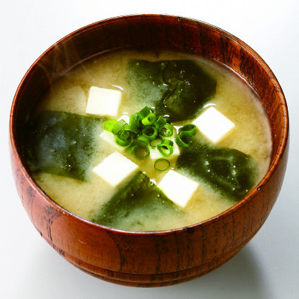定番！豆腐とわかめの味噌汁の画像