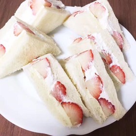 朝から幸せ♡ホイップクリームいちごサンド