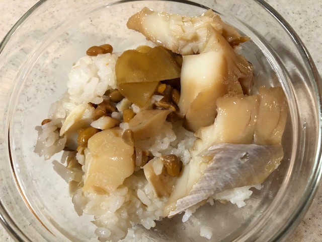 納豆とタラの煮付けのご飯の画像