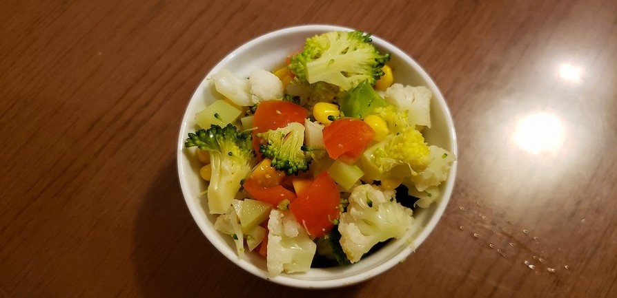 4種の野菜のチョップドサラダの画像