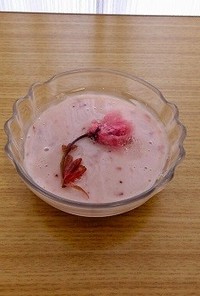 苺のムースと桜ゼリー（透析食）