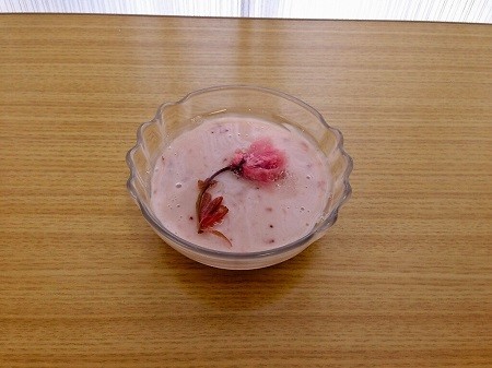 苺のムースと桜ゼリー（透析食）の画像