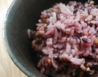 皮付きもち麦の炊き方（紫もち麦+黒米）の写真