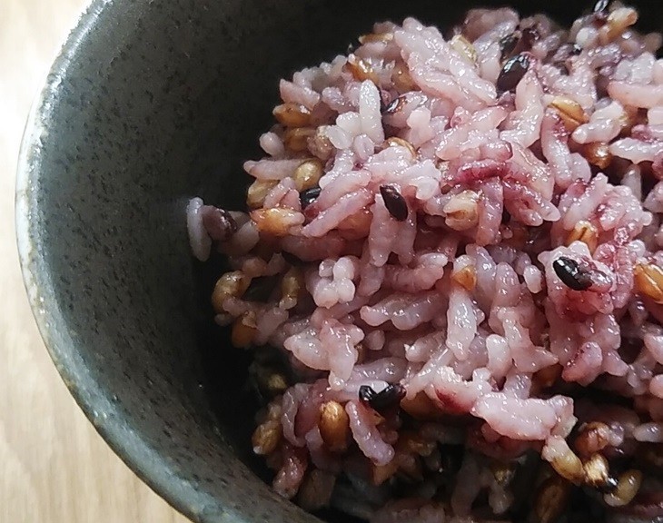 皮付きもち麦の炊き方（紫もち麦+黒米）の画像