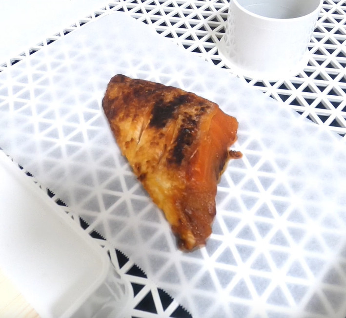 食品乾燥機で鮭ハラミ西京焼きの乾燥の画像