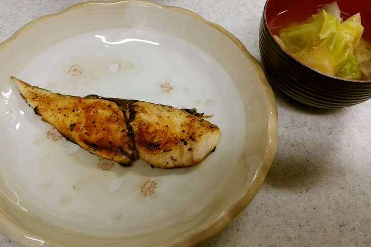 鰆のムニエル キャベツの味噌汁 レシピ 作り方 By Akicara クックパッド 簡単おいしいみんなのレシピが364万品