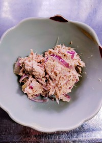 サバマヨと紫玉ねぎのサラダ