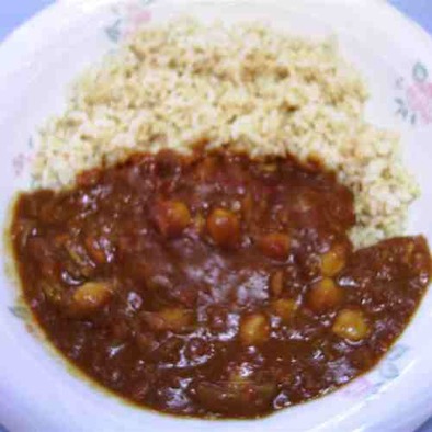 ひよこ豆とトマトのカレー（肉なし）の写真
