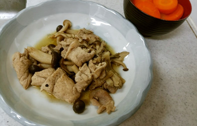 ❄豚肉のキノコバター炒め&人参の味噌汁❄の写真