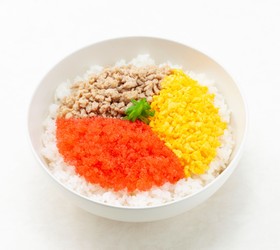 ほんのり甘い! もも色とびっこ三色丼