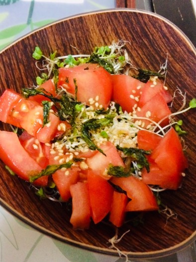 トマトとスプラウトの簡単すぎるサラダの写真