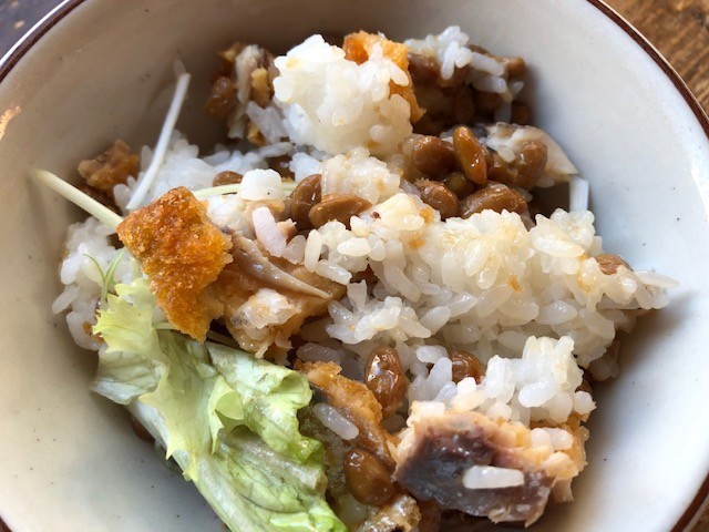納豆とアジフライの混ぜご飯の画像