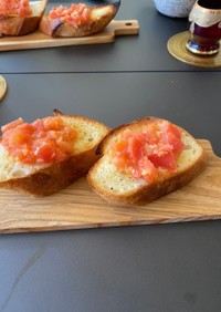 カリカリフランスパンに赤いトマト