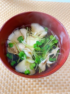 舞茸と貝割れ大根のお吸い物