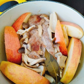 豚ヒレ肉とキノコの白ワイン煮りんご添え