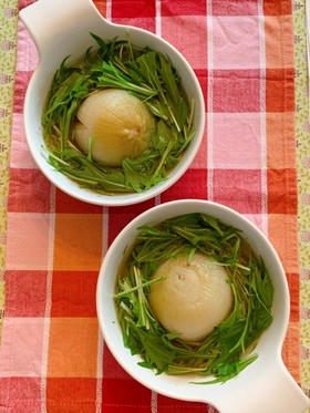 丸ごと玉ねぎと水菜の和風スープ