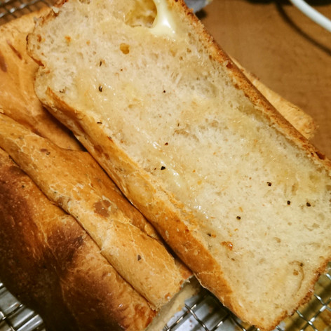 【HB】チーズとブラックペパーの食パン