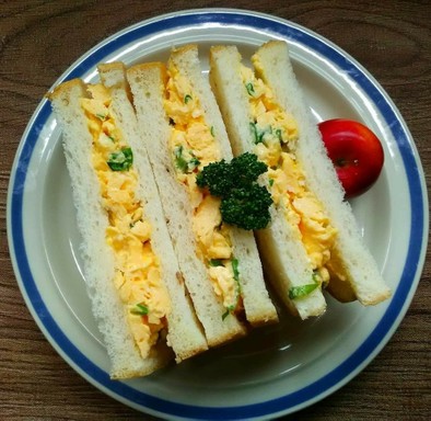スクランブルエッグとネギのサンドイッチの写真
