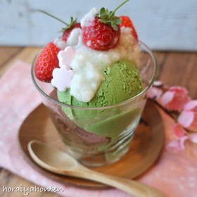 いちごと抹茶アイスのひなまつりパフェ