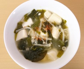 豆腐・わかめ・えのきの味噌汁