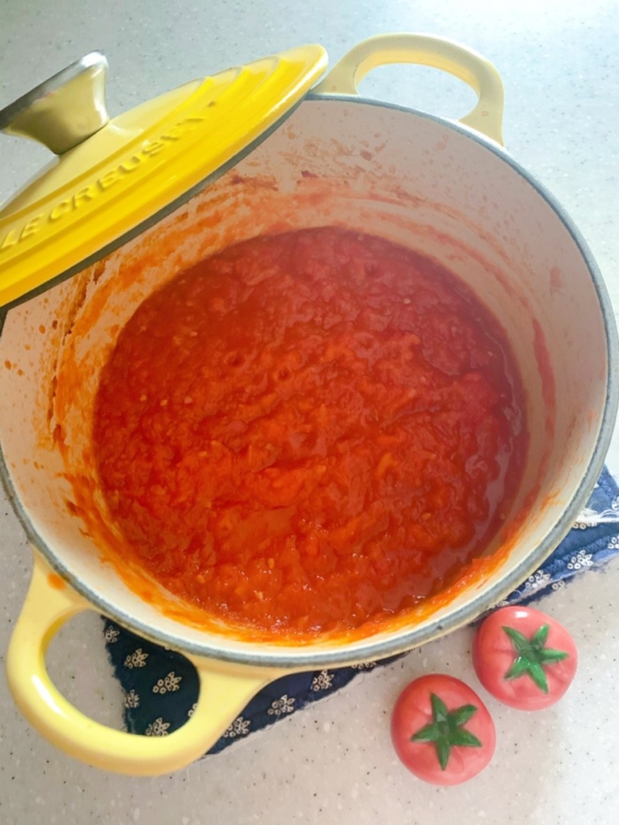 じっくり煮込んだ濃厚トマトソースの画像