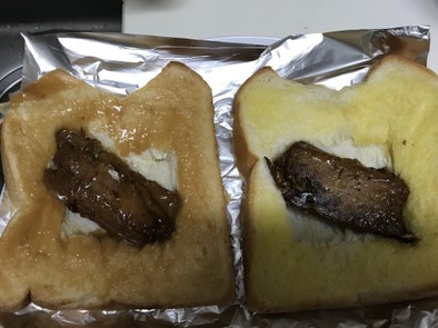 さんま蒲焼とピークリ、バターのせトーストの写真