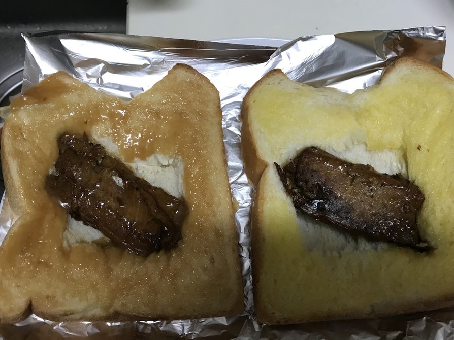 さんま蒲焼とピークリ、バターのせトーストの画像